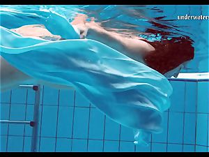 Piyavka Chehova yam-sized bouncy jummy milk cans underwater